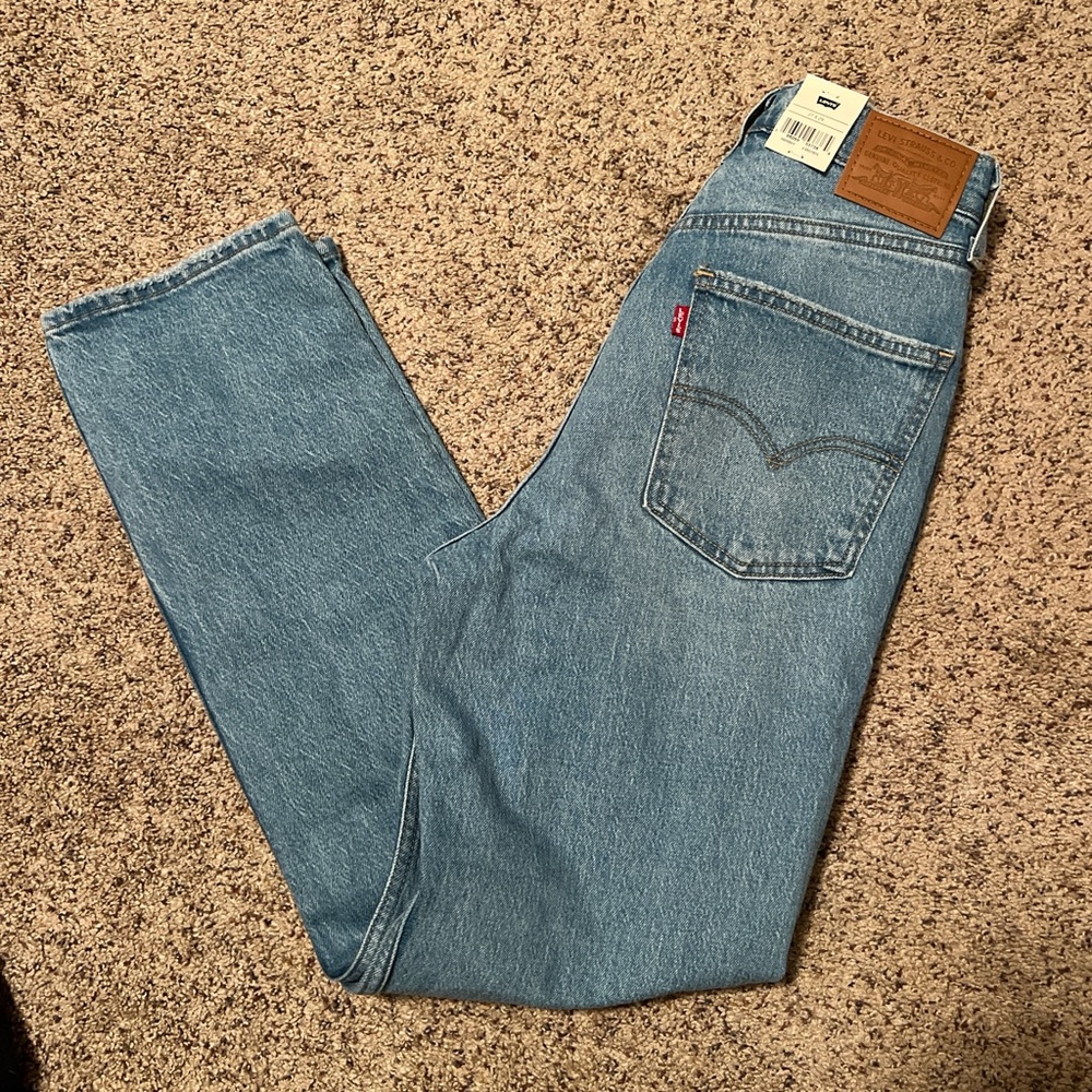 NWT SLIM STRAIGHT LEVIS
